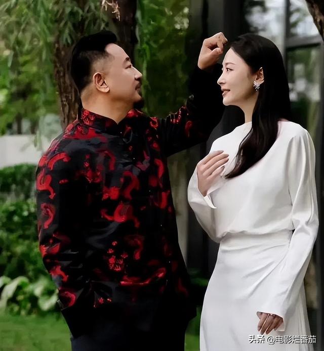 黄海波高调庆锡婚，祝酒扬眉吐气，娇妻眼神拉丝，爱意藏不住了