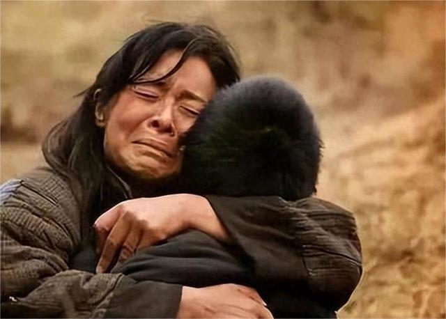 老婆出差去外地，我与岳母同住，却意外发现其不为人知的“秘密”