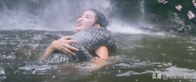 徐克的《青蛇》香艳撩人,原来张曼玉玩的尾巴藏着这么深的暗示