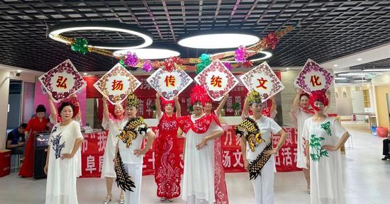 阜康：重阳秋色暖 敬老爱更浓