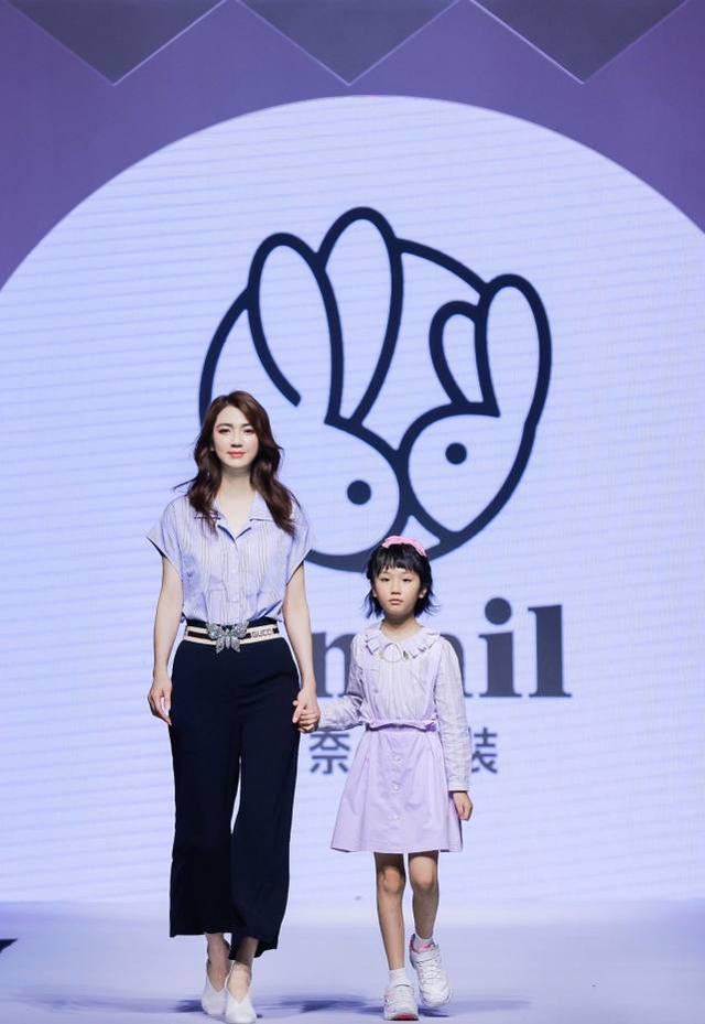 50岁洪欣罕晒与俩孩子合照,满脸微笑好幸福,全家福独缺老公张丹峰