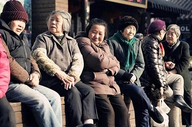 老婆出差去外地，我与岳母同住，却意外发现其不为人知的“秘密”