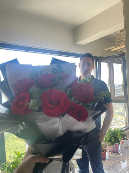 湖北90后空姐爱上大7岁英国大高个，未婚先孕，父母反对也要嫁！