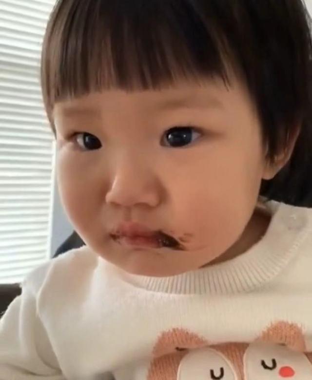 港媒指郑欣宜向男歌手许廷铿求婚，现场画面曝光，男方笑得站不稳