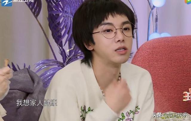 张碧晨晒照过白色巧克力节，疑隔空示爱华晨宇，细节太甜了