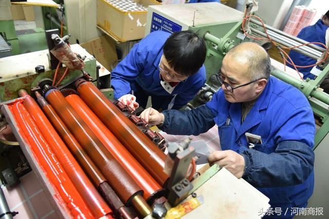 火车红票的“诞生”：像运钞一样运票卷，一箱票卷的价值至少千万