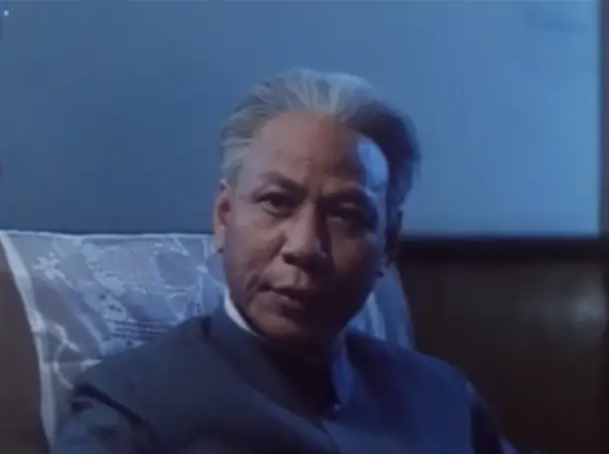 刘少奇特型演员郭法曾偶遇刘平平，请她抽烟，刘接过：我听我爸的