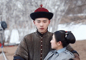 怪不得电视剧只拍上半身！踩“高跷”、垫箱子，看了花絮太尴尬