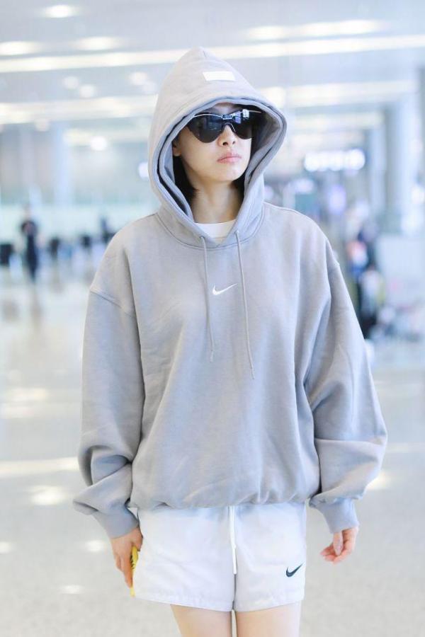 宋茜这次真的要走“男友”路线了!短裤运动鞋穿起,像个帅小伙