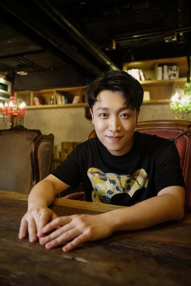 张海宇咖啡店大片曝光 帅气绽笑颜阳光有型