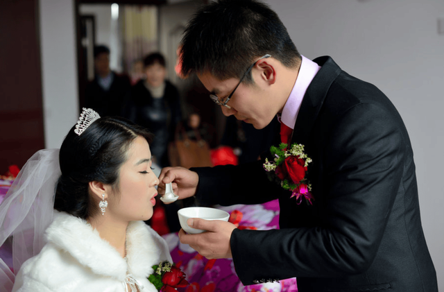 留守妇女与未婚男邻居的秘密情事：白天邻居，夜晚夫妻