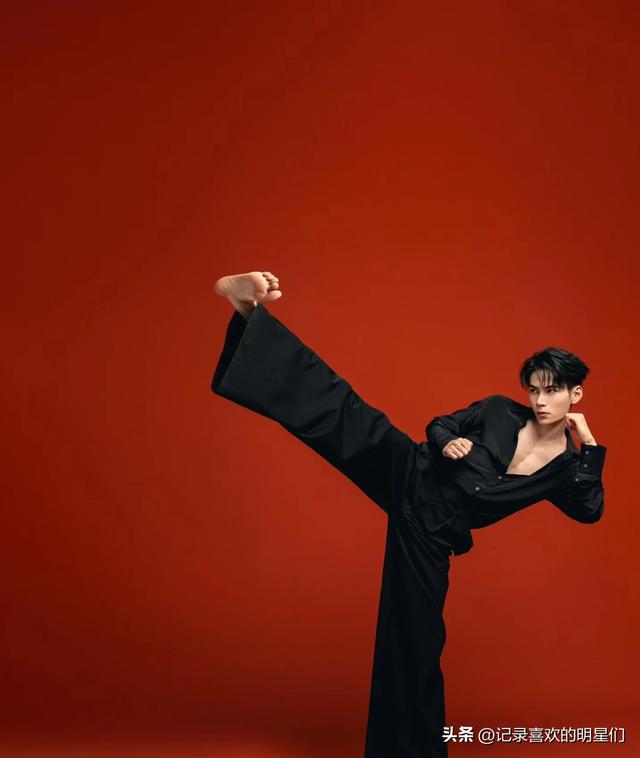 来看看阳光帅气迷人十足的舞蹈演员：秦天的精彩瞬间！