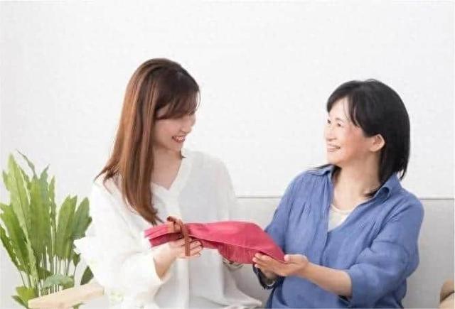 老婆出差去外地，我与岳母同住，却意外发现其不为人知的“秘密”