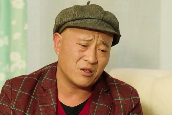 赵本山徒弟赵四大秀绝活，用嘴举起桌子转圈，倒立唱歌气息仍浑厚