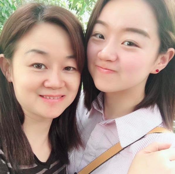 这对“神仙母女”火了！双双考上研究生，做完同事做同学
