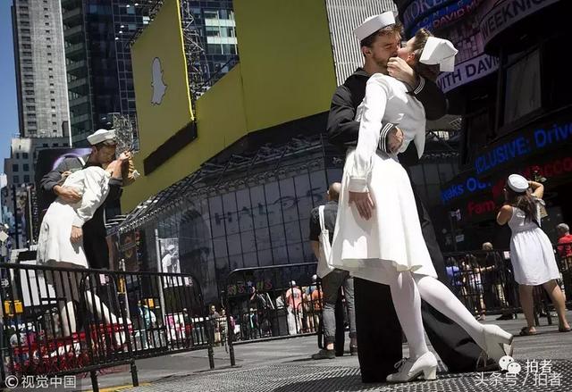 世界接吻日:街头热吻的TA们