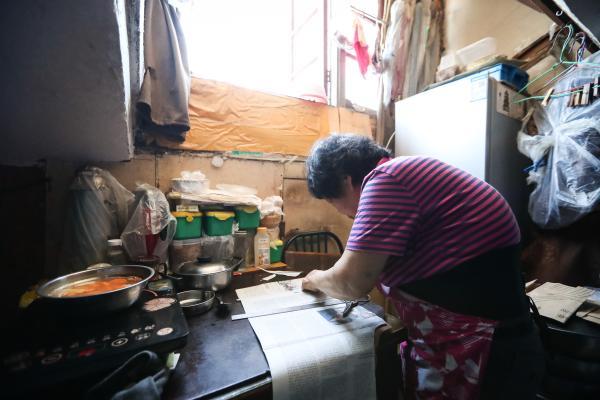 上海有幢“纸片楼”，墙面最窄20厘米，立繁华街口！走进居民家里，看到……