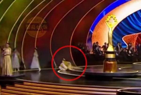 迪丽热巴退场摔倒,并非完全意外,知晓原因后,让人心疼!