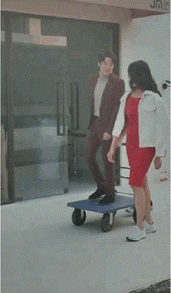 怪不得电视剧只拍上半身！踩“高跷”、垫箱子，看了花絮太尴尬