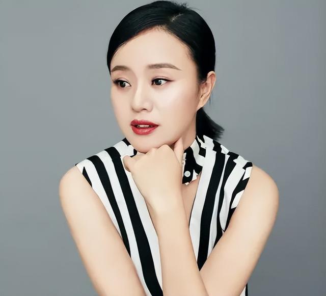 演员何翯:戏里土的掉渣,戏外嫁帅气初恋老公,一家三口其乐融融