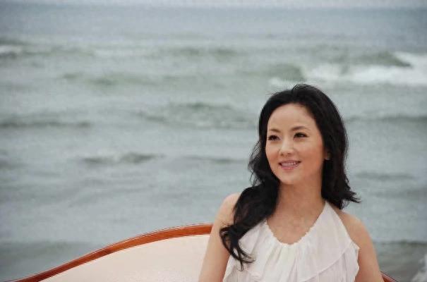 张燕消声匿迹，多年歌声永存，音乐梦想依归在？