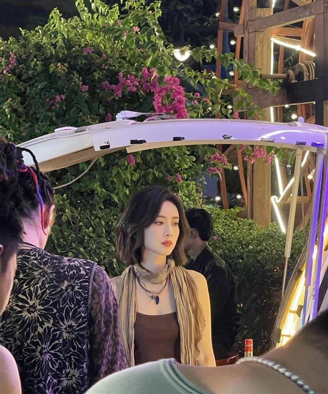 孟子义在柬埔寨拍戏被偶遇，穿吊带身材火辣，五官精致美翻天