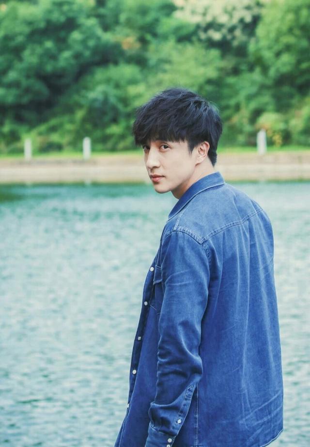 星途坎坷的薛之谦：高调与前妻复合，前女友爆料让他人设坍塌