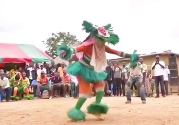 非洲最火的“烫脚舞”，至今无人敢模仿，看到最后忍不住想笑