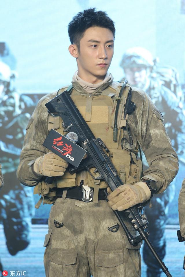 “小鲜肉”黄景瑜一身军装帅气十足,被张译爆料拍戏满身是伤