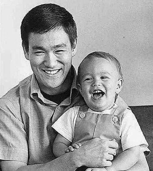 李小龙罕见旧照，一家四口老婆很漂亮，抱着女儿画面温馨