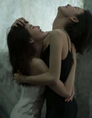 刘诗诗倪妮(倪妮刘诗诗上演摸头杀,穿真丝吊带女神互撩,网友:太欲了吧)