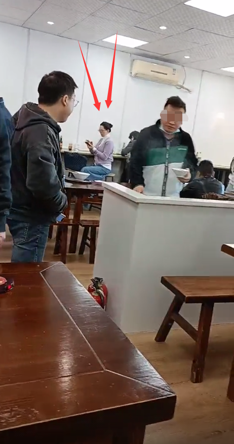 52岁仇晓在小店吃粉，皮肤白皙装扮像大妈，嫁豪门后生活朴实低调