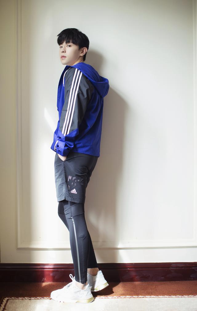 邓伦工作室放美照,利落短发五官精致,一双狐狸眼惹人爱