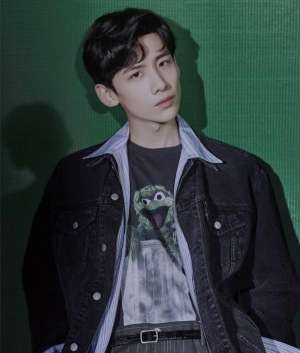 白敬亭最帅的图片(白敬亭时尚大片，化身为酷男孩花式玩转大绿球，帅出新高度)