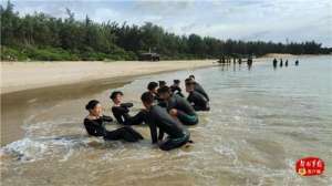 女兵突击(巾帼不让须眉这是两栖侦察女兵班的士兵突击)