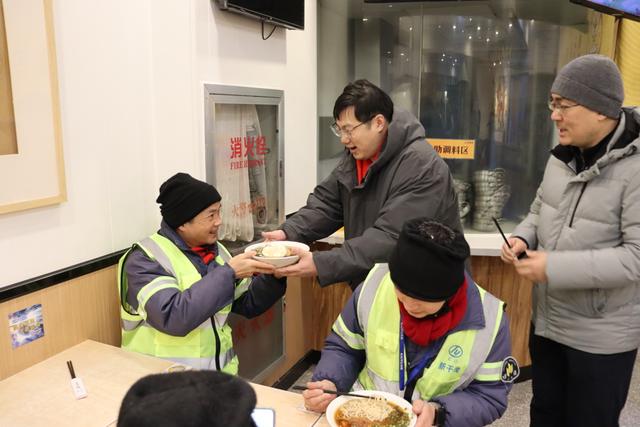第一口年味人情味满满，环卫师傅在这吃上“新年第一餐”