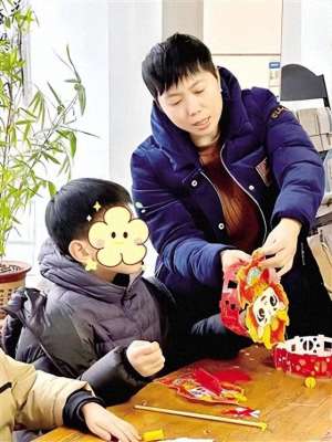 郑能量(从受助者变成助人者 传递爱的“爱心妈妈”｜郑能量)