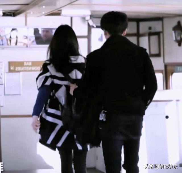 张碧晨晒照过白色巧克力节，疑隔空示爱华晨宇，细节太甜了