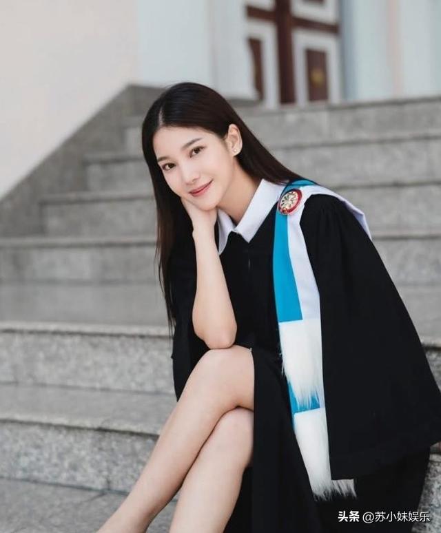 泰娱跨台情侣加一！Pon参加女友Cookie毕业典礼，两人当众秀恩爱