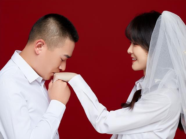 “黑魔仙”小月六一官宣,相差十岁姐弟恋,旁若无人当众接吻