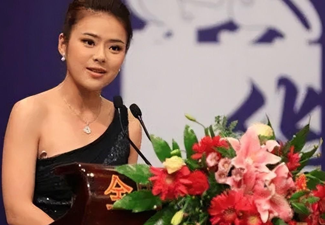 原东方卫视主持人陈辰,低调嫁歌唱家余笛,今被丈夫宠成少女