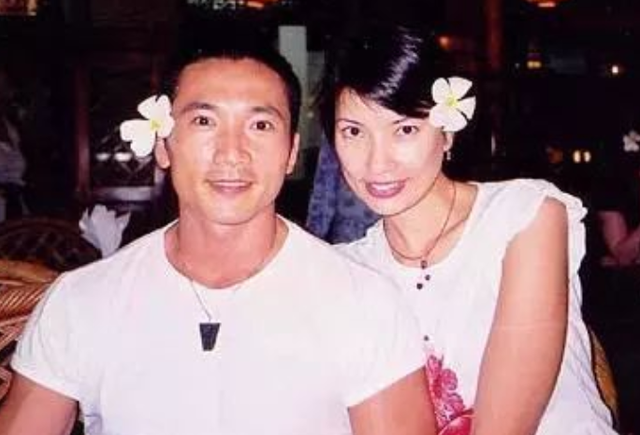 54岁邹兆龙内地拍戏，与女友人到小店吃肠粉接地气，妻儿定居国外