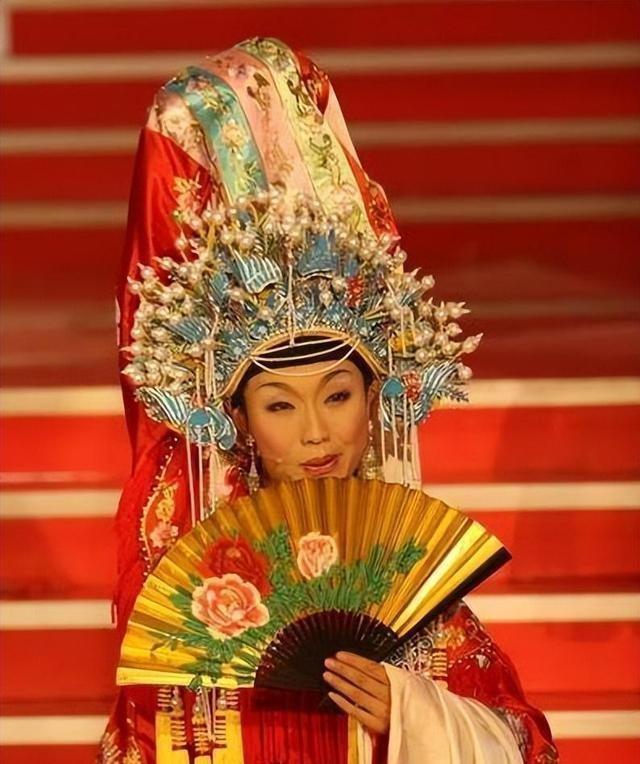 传奇花旦”李玉刚的成名史，艳比妖姬却皈依佛门，他经历了什么