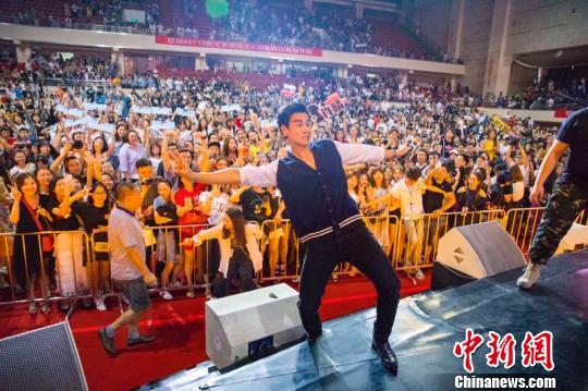 彭于晏许晴现身成都宣传电影 阳光可爱引尖叫