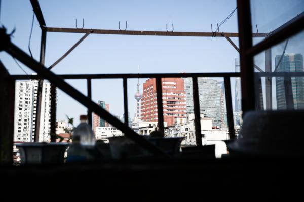 上海有幢“纸片楼”，墙面最窄20厘米，立繁华街口！走进居民家里，看到……