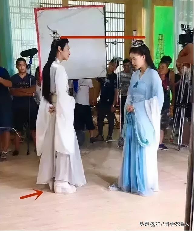怪不得电视剧只拍上半身！踩“高跷”、垫箱子，看了花絮太尴尬