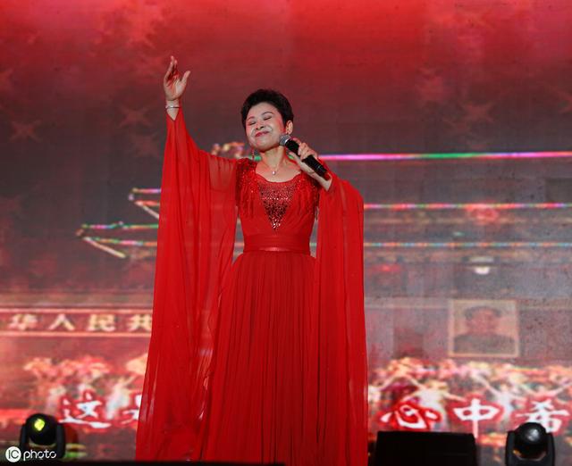 57岁董文华一袭红裙亮相湖北商演，与同龄男粉丝合唱精神抖擞