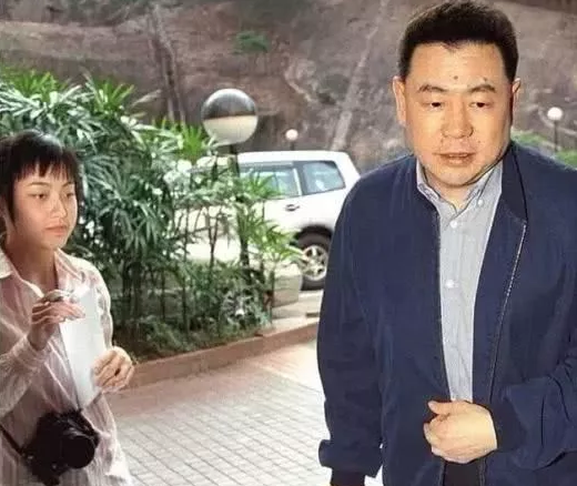 “小娱记”甘比：战败N个一线女星，击溃吕丽君，终成400亿女富豪