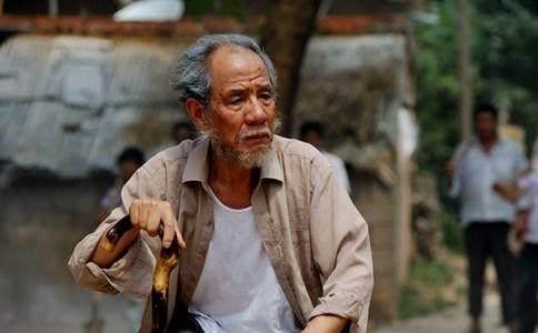 一生饰演配角、丑角，高俅形象堪称经典，老戏骨内心善良德艺双馨