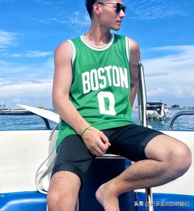 来看看阳光帅气迷人十足的舞蹈演员：秦天的精彩瞬间！